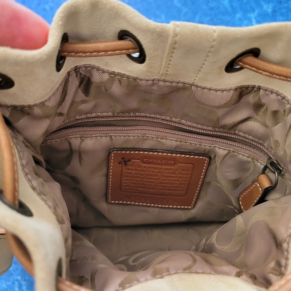 Coach suede vintage drawstring bucket bag. - Picture 4 of 9